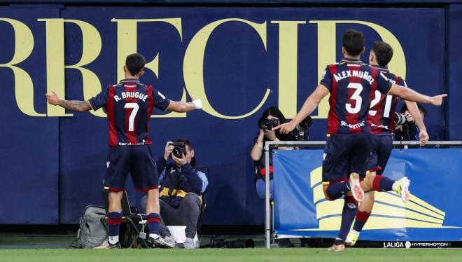 La alegría de Brugué tras firmar su sexto gol en Liga, a uno de Bouldini, en la victoria en La Cerámica (Foto: LALIGA). 