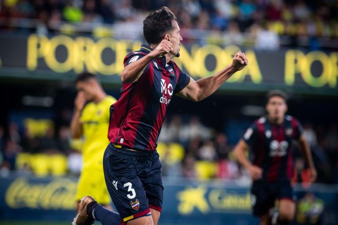 Álex Muñoz celebra el 0-1 del Levante en su victoria en casa del Villarreal B (Foto: LUD).