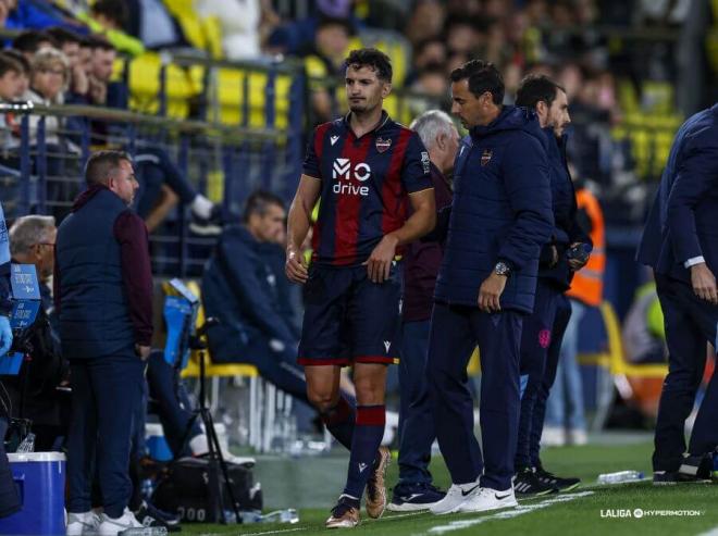 El momento de la lesión de Álex Muñoz que le obligó a pedir el cambio ante el Villarreal B (Foto: LALIGA).