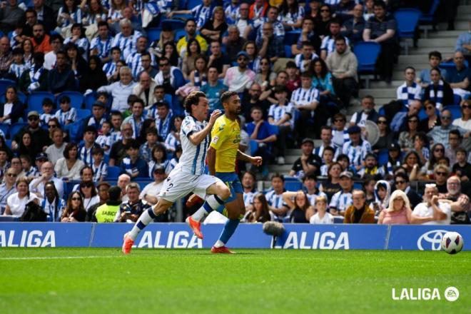 Álvaro Odriozola pelea por un balón en el Real Sociedad-Las Palmas (Foto: LaLiga).