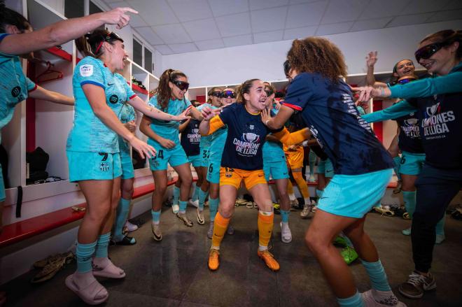 Celebración de las jugadoras del Barça tras ganar la Liga F (Foto: FCB).