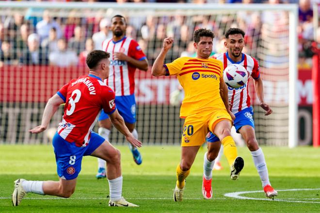 Sergi Roberto, en una jugada con Tsygankov en el Girona-Barcelona (FOTO: Cordón Press).