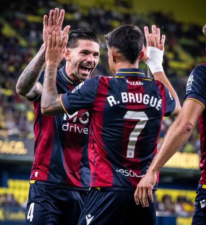 Dela y Brugué celebran el gol del '7' en La Cerámica, el que suponía el 0-2 del conjunto granota (Foto: LUD).