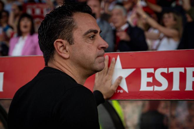 Xavi Hernández, en el banquillo durante el Girona-Barcelona (FOTO: Cordón Press).