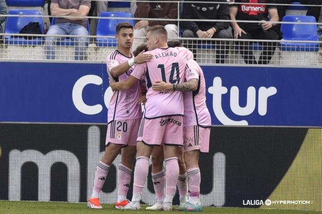 Los jugadores del Real Oviedo celebran el gol de Paulino (Foto: LALIGA).