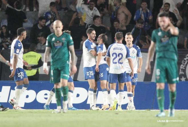 Los jugadores del Tenerife celebran uno de los goles frente al Racing de Ferrol.