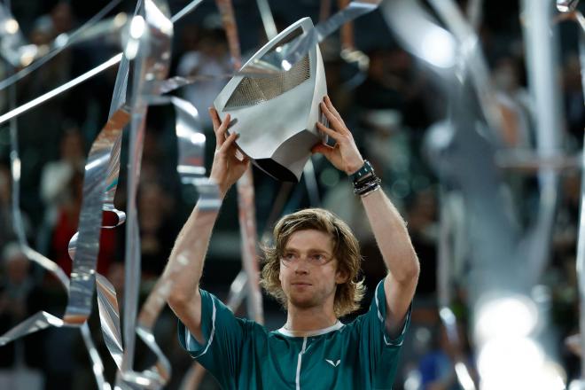 Andrey Rublev levanta el trofeo en el Mutua Madrid Open (Foto: EuropaPress)