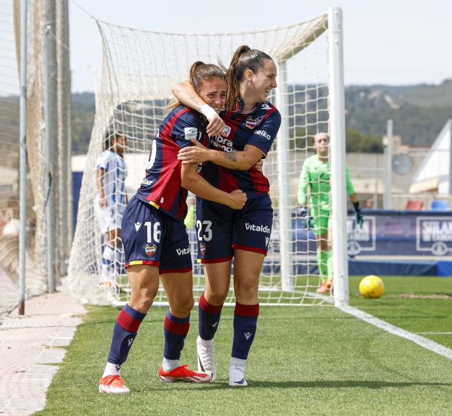 Estela Carbonell y Érika González celebran el provisional 1-0 del Levante Femenino ante la Real (Foto: LUD).