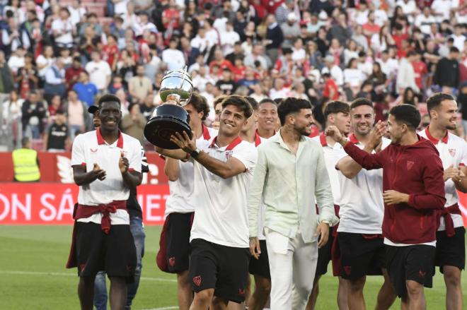 Celebración del Sevilla Atlético en el Sánchez-Pizjuán (Foto: Kiko Hurtado).