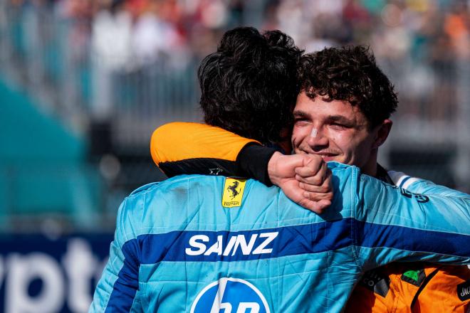 Carlos Sainz, felicitando a Lando Norris en el GP de Miami (Cordon Press)