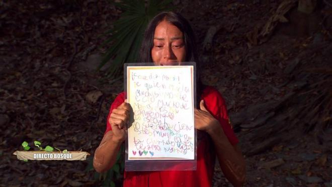 Aurah Ruiz enseñando la carta de su hijo por el Día de la Madre ('Supervivientes', Telecinco)