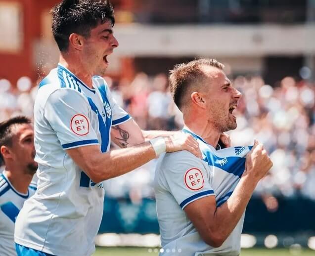 Los jugadores del CE Europa celebran un gol (foto: CE Europa).