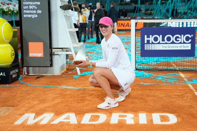Iga Swiatek con su trofeo del Mutua Madrid Open (Foto: Europa Press)
