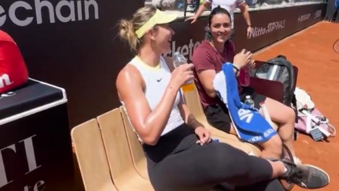 Paula Badosa con su amiga Ons Jabeur en un entrenamiento en Roma (Foto: @InteBNLdItalia)