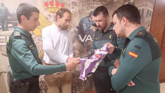 El Real Valladolid regala una camiseta a la Guardia Civil.