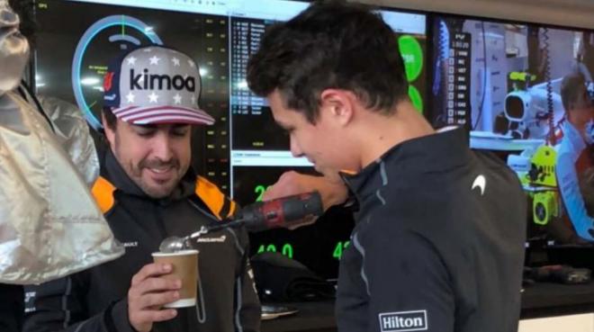 Lando Norris preparándole un café a Fernando Alonso (F1)