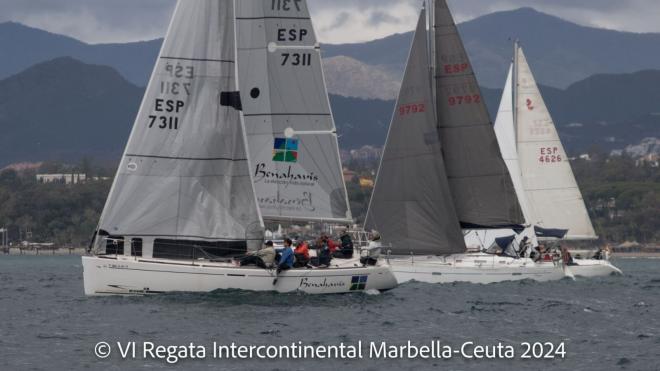 Embarcaciones con falta de viento permanecen en aguas de Marbella.