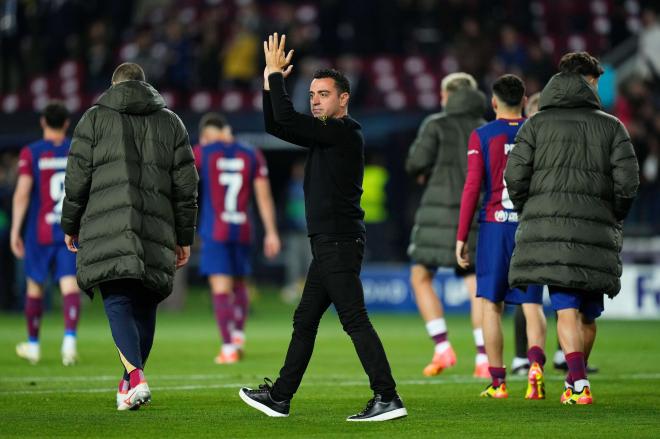 Xavi Hernández aplaudiendo a los aficionados del Barça después de un partido (Foto: Cordon Press