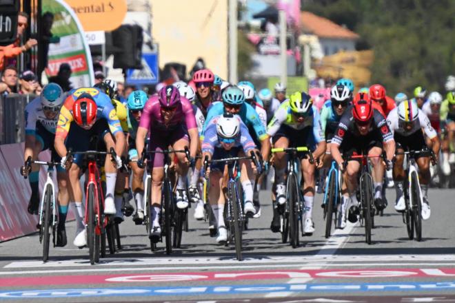 Jonatahn Milan, durante la cuarta etapa de la Vuelta de Italia (Foto: EFE).