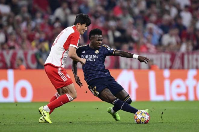 Vinicius encara a Kim Min Jae en el Bayern-Real Madrid (Foto: EFE).