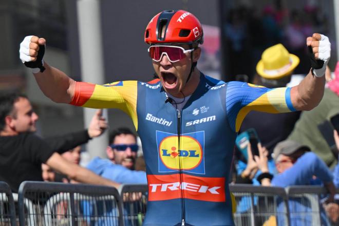 Jonathan Milan celebra tras ganar la cuarta etapa del Giro de Italia 2024 (Foto: EFE).