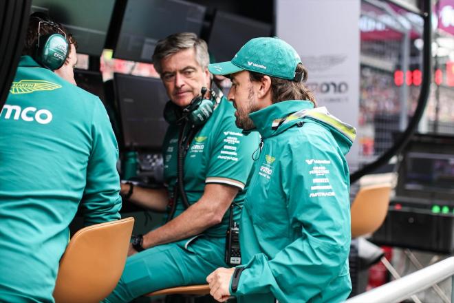 Fernando Alonso conversa con el equipo técnico de Aston Martin (Europa Press)