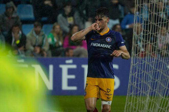 Julen Lobete celebra un gol (Foto: @Julen_Lobete).