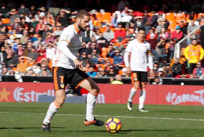 Mario Suárez, en un partido con el Valencia CF.