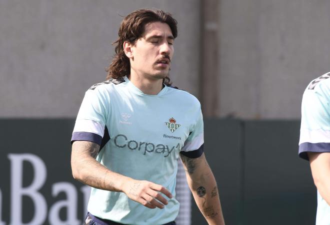 Héctor Bellerín, en el entrenamiento del Betis (foto: Kiko Hurtado).