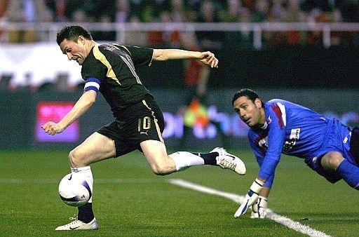 Keane supera a Palop en aquella noche de UEFA (Foto: EFE).