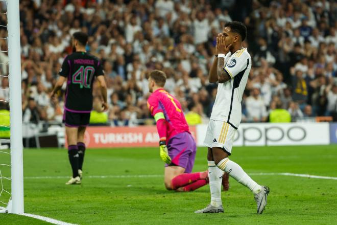 Rodrygo se lamenta de un ocasión de gol en el Real Madrid-Bayern (Foto: EFE).