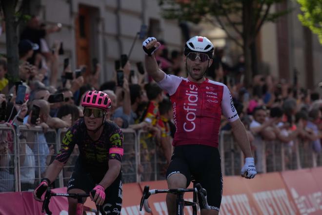 Benjamin Thomas celebra su triunfo en el Giro en Lucca (Foto: Giro de Italia).