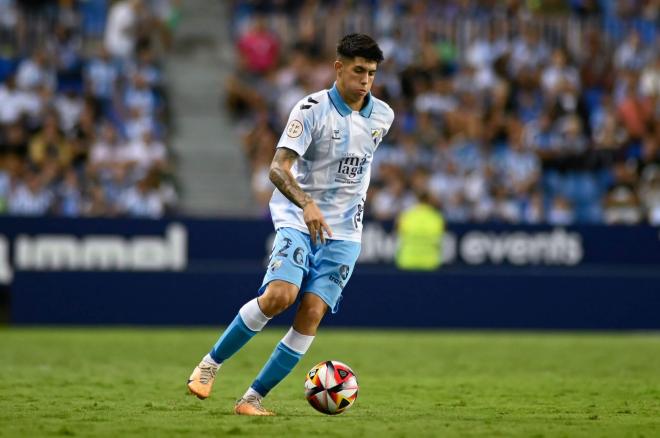 Cordero controla un balón en La Rosaleda. (MCF)