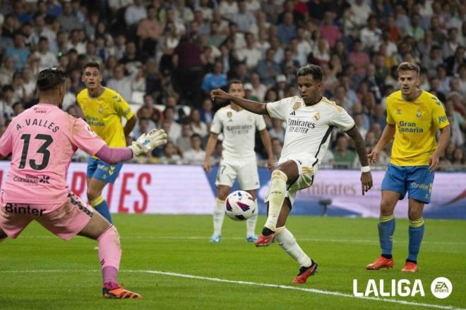 Eric Curbelo, central que gusta al Real Oviedo, persigue a Rodrygo (Foto: LALIGA).