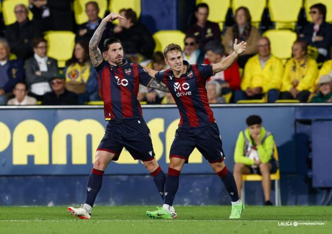 Dela y Dani Gómez celebran el 0-3 del madrileño en La Cerámica, su último gol de granota (Foto: LALIGA).