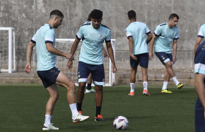 Entrenamiento del Betis con Bellerín e Isco