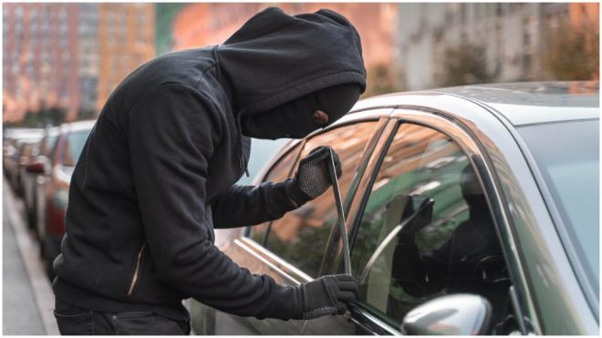 Un delincuente intenta abrir un automóvil (Fuente: freepik).