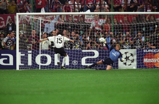 Oliver Kahn detiene un penalti a Carboni en la final de 2001 (Foto: Cordon Press)