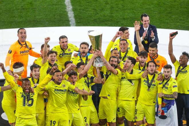 Los jugadores del Villarreal levantan la Europa League de 2021 (Foto: Cordon Press)