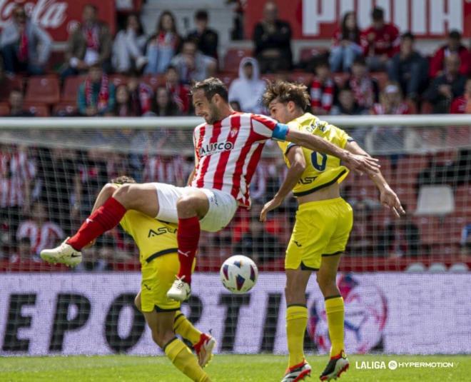 Izquierdoz se faja con dos jugadores en el Sporting - Villarreal B (Foto: LALIGA).
