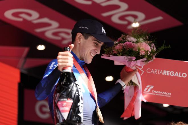 Pelayo Sánchez, en el podio de la sexta etapa del Giro de Italia 2024 (Foto: Cordon Press).