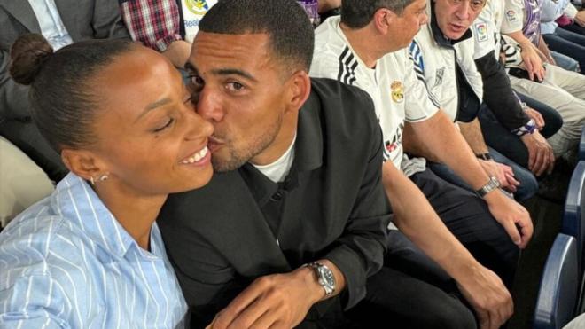 Ana Peleteiro y su marido durante el partido del Madrid (Instagram: @apeleteirob)