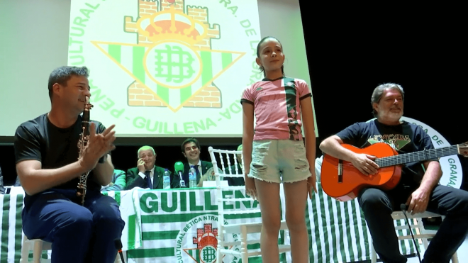 Celia recibe el aplauso de los asistentes al 50 aniversario de la Peña Bética de Guillena (Foto Jesús Borrero).