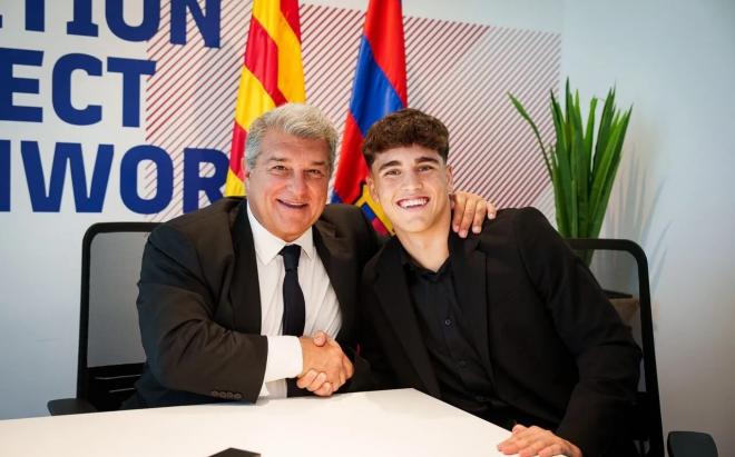 Pau Cubarsí posa con Joan Laporta tras su renovación con el Barça (Foto: FCB).