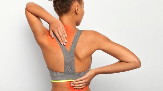 Mujer con dolor en la parte alta y baja de la espalda (Foto: Freepik)
