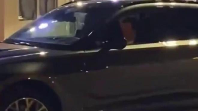 Fernando Alonso saliendo del Bernabéu con su coche
