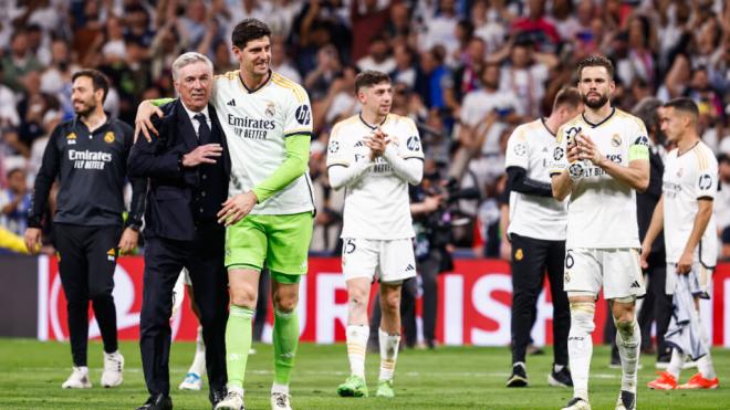 Carlo Ancelotti celebrando el pase a la final con los jugadores del Real Madrid (Europa Press)
