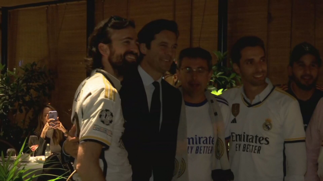 Santiago Solari con varios aficionados del Real Madrid (ElDesmarque)