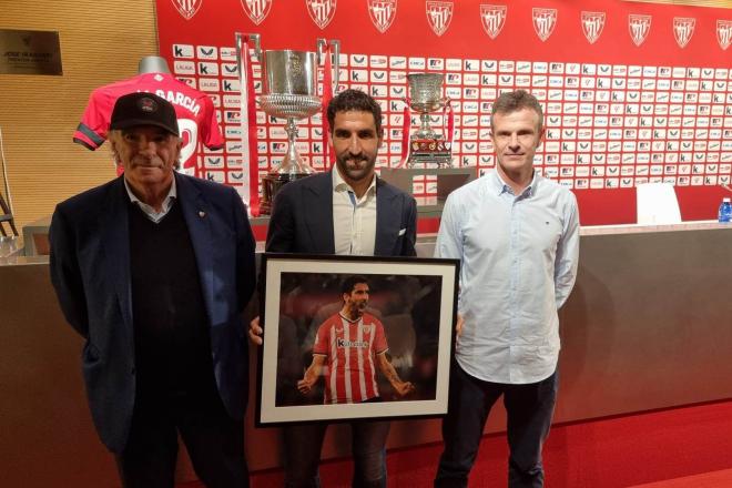 Raúl García posaba esta semana en San Mamés con el 'Txopo' Iribar y el presidente del Athletic Club Jon Uriarte (Foto: DMQ Bizkaia).