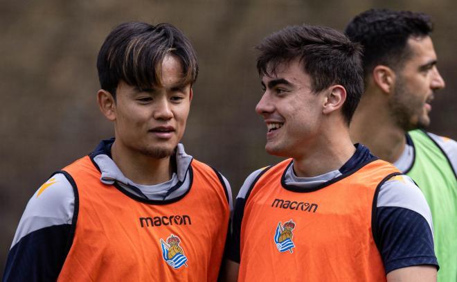 Take Kubo y Ander Barrenetxea se ríen en un entrenamiento en Zubieta (Foto: Real Sociedad).